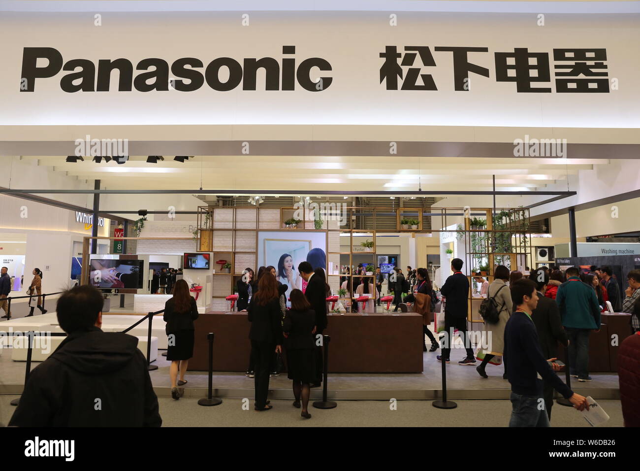 ---- Leute besuchen Sie den Stand von Panasonic während das Gerät & Elektronik World Expo 2017 AWE (2017) in Shanghai, China, 11. März 2017. Panas Stockfoto