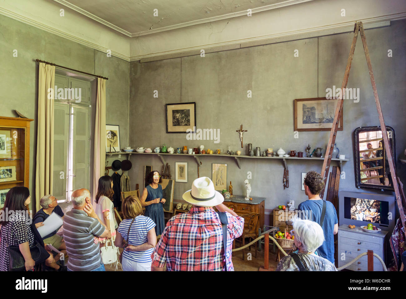 Besucher hören im Studio von French Post-Impressionist Künstler Paul Cézanne in Aix-en-Provence, Provence-Alpes-Côte d'Azur, Frankreich. ED Stockfoto