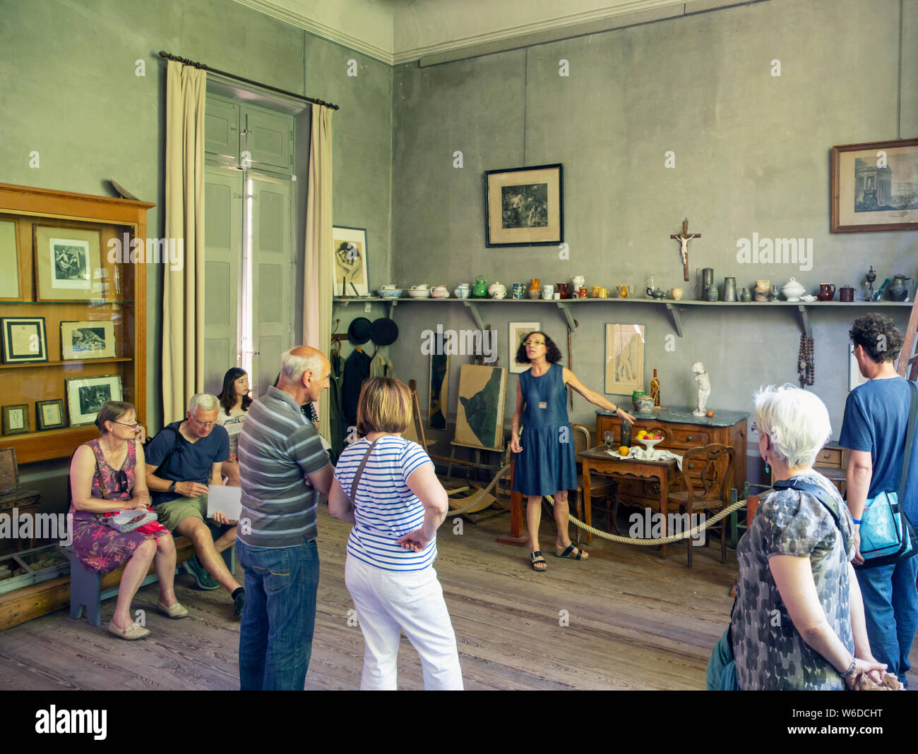 Besucher hören im Studio von French Post-Impressionist Künstler Paul Cézanne in Aix-en-Provence, Provence-Alpes-Côte d'Azur, Frankreich. ED Stockfoto