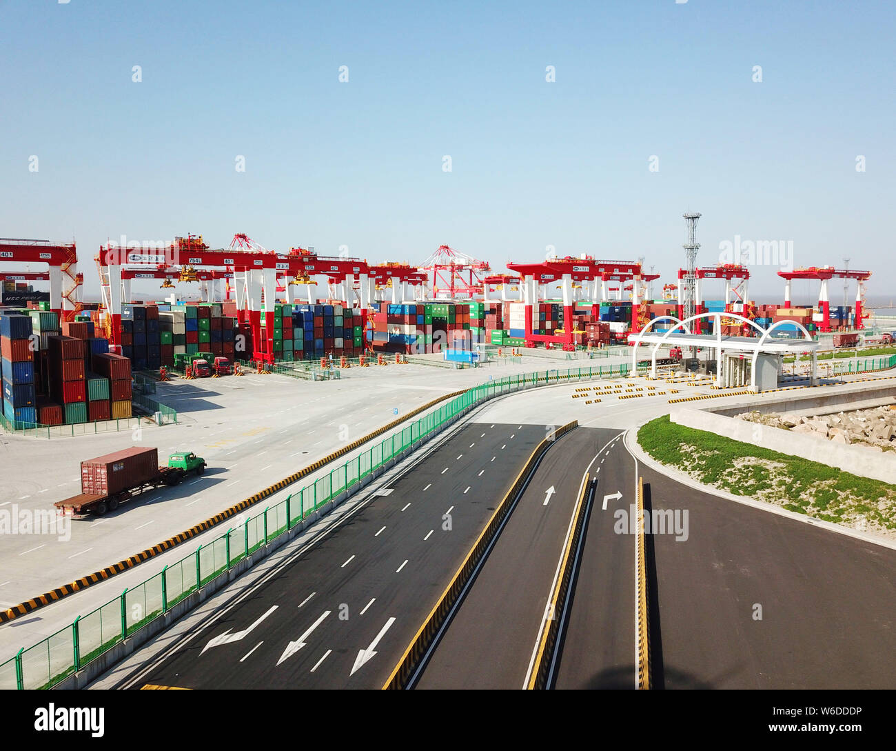 Ein Luftbild von Behältern an der vierten Phase des Yangshan Deep-Water-Port, der weltweit größte automatisierte Cargo Terminal, in Shanghai, China, 10. Stockfoto