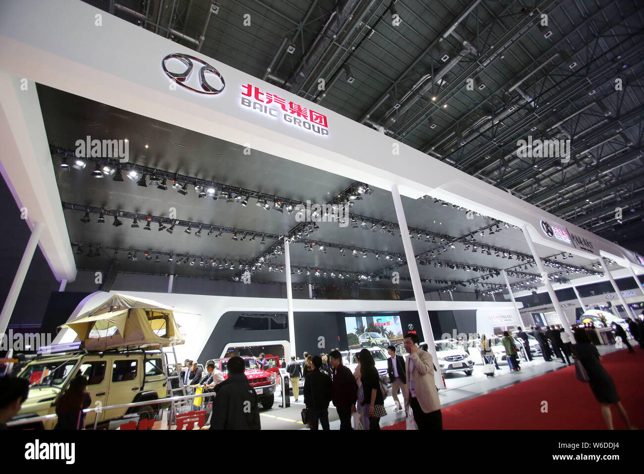 ---- Leute besuchen Sie den Stand von China BAIC (Beijing Automotive Industry Holding Co., Ltd.) Während eines Auto Show in Shanghai, China, 21. April 2015. Stockfoto