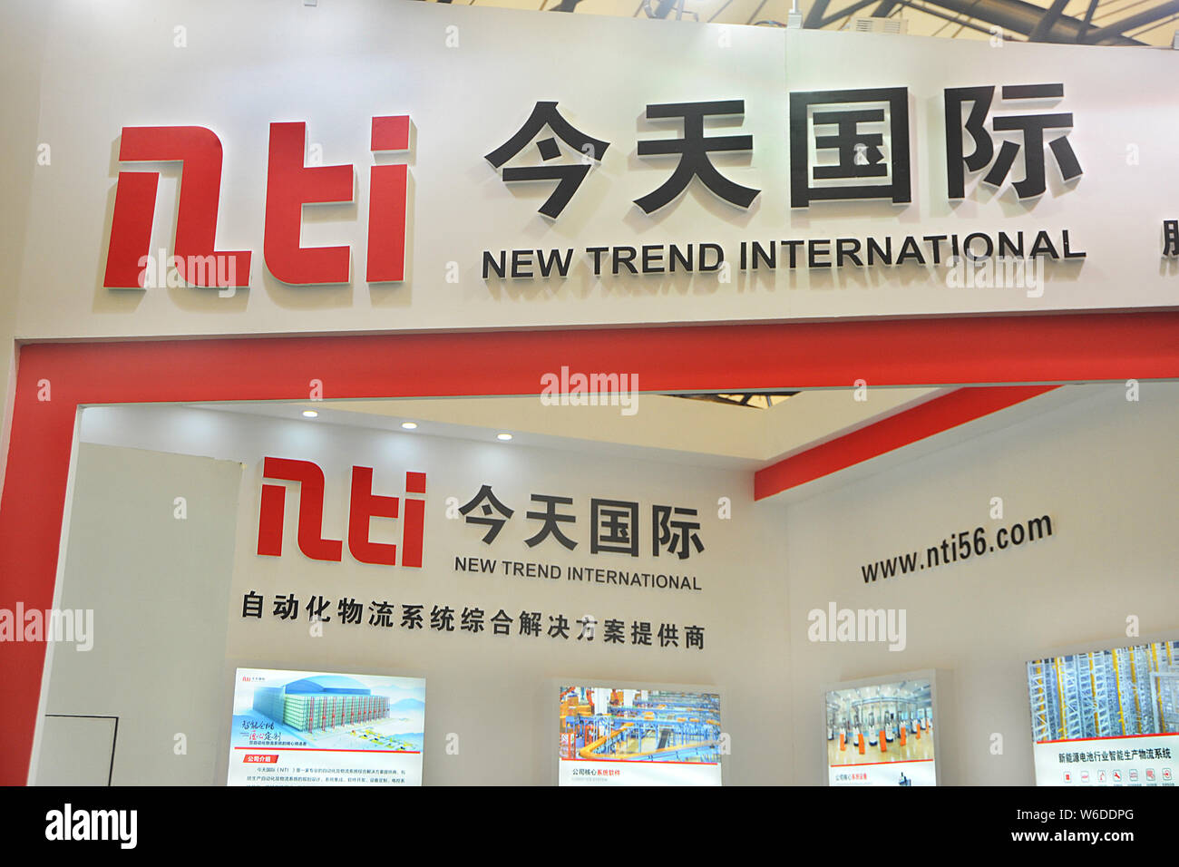 ---- Blick auf den Stand der neuen Trend Internationale Logis-Tech Co (OWEIT) während einer Ausstellung in Shanghai, China, 24. August 2016. Neuer Trend Intern Stockfoto