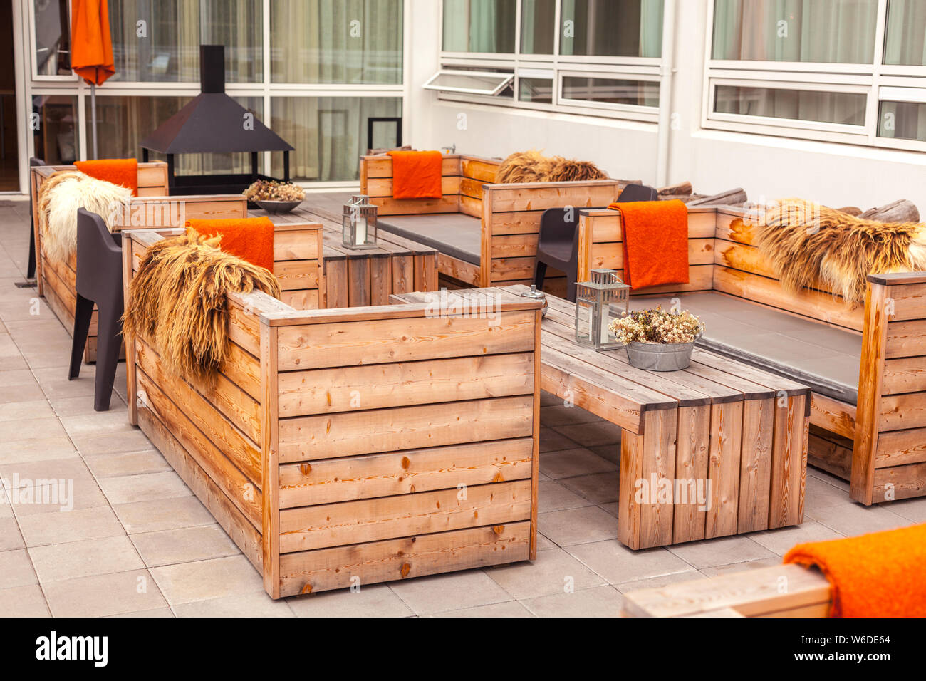 Restaurant im Freien, Terrasse mit Möbeln im skandinavischen Stil. Umweltfreundliche authentisches Design. Stockfoto