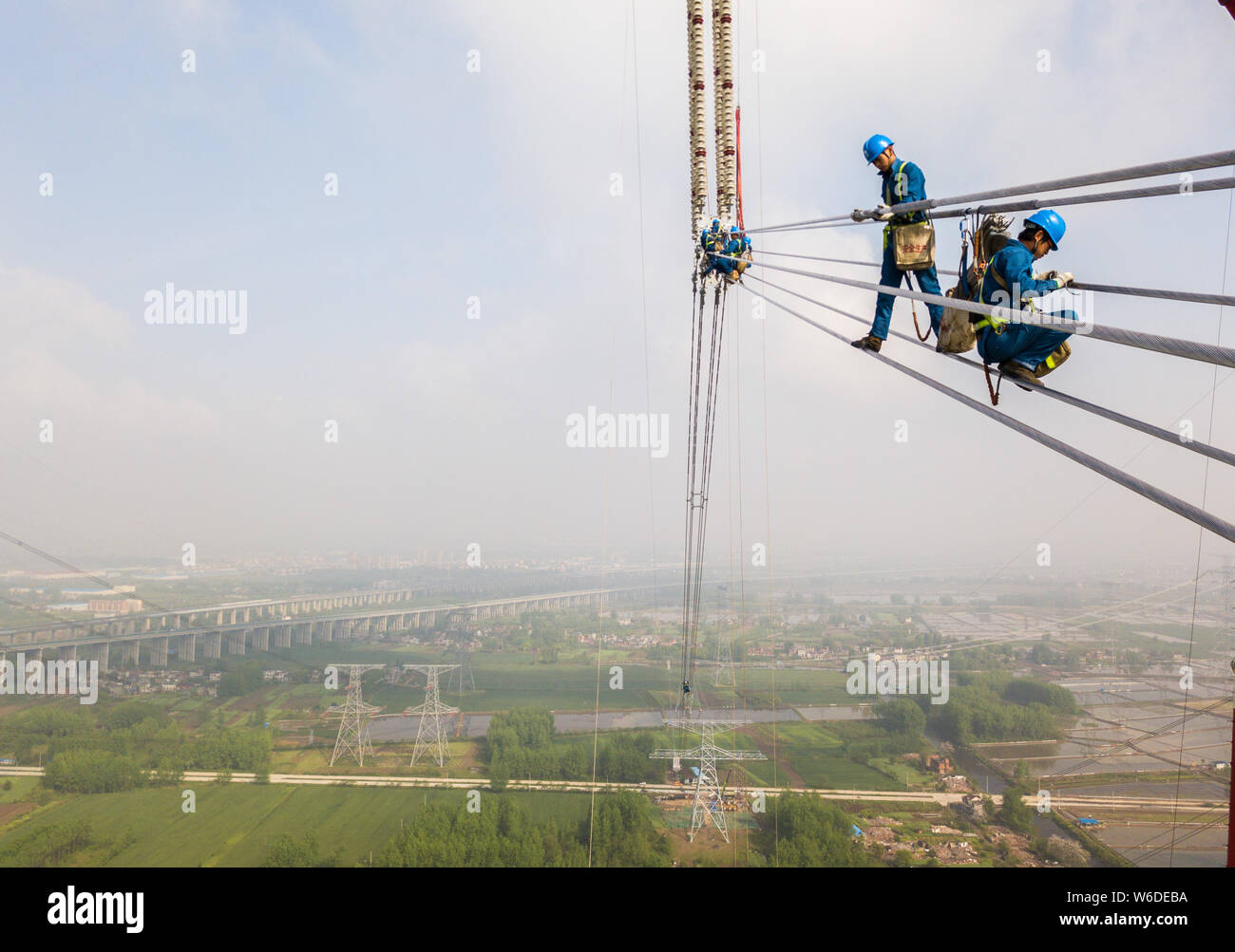 Chinesische Arbeiter an der Baustelle des Changji-Guquan UHVDC (Ultra High Voltage Direct Current) Übertragungsstrecke entlang des Yangtze Riv Stockfoto