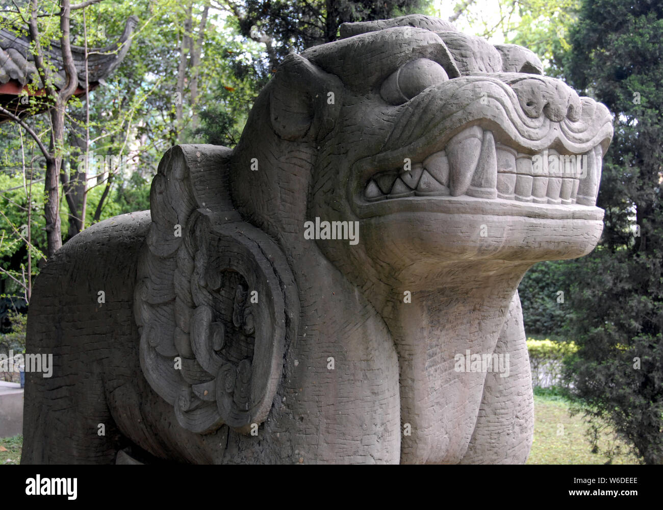 Das Grab des Wang Jian in Chengdu, Sichuan, China. Dieses Grab ist auch als Yongling Mausoleum bekannt. Das Grab hat viele antiken Statuen. Chengdu, China Stockfoto