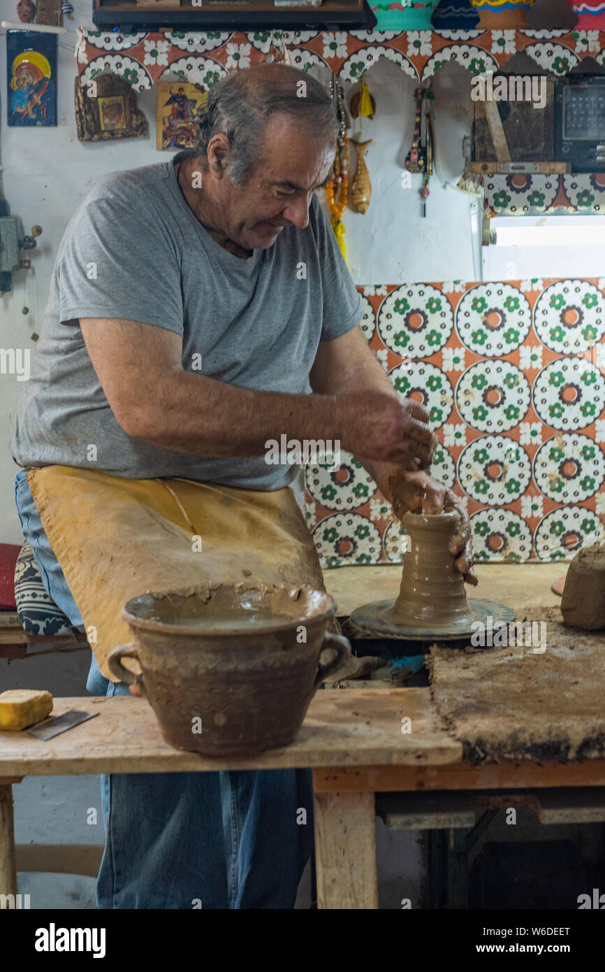 Portrait eines älteren Potter an der Arbeit an seinem Hinterrad, Keramik Keramik im traditionellen Stil der Insel Lesbos, Griechenland Stockfoto
