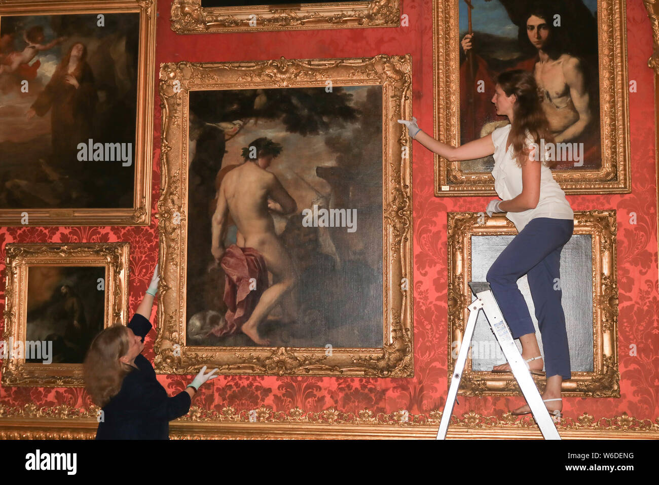 Apsley House, London, Großbritannien. 1. August. Von STRICTLY EMBARGOLÄNDERN" BIS DONNERSTAG, 1. August 2005, 12:00 Uhr. Techniker die Anordnung der Gemälde "Orpheus Bezaubernde der Tiere zurück geht auf Anzeige bei Apsley House. Ein 18-Monats Deutsch Denkmalpflege und Forschung Projekt ist abgeschlossen die Malerei seit mehr als 100 Jahren gedacht, durch Alessandro Varotari ein Anhänger von Tizian ist in der Tat von Tizians Werkstatt, in Zusammenarbeit mit dem Master Kreditkarte: Amer ghazzal/Alamy leben Nachrichten Stockfoto