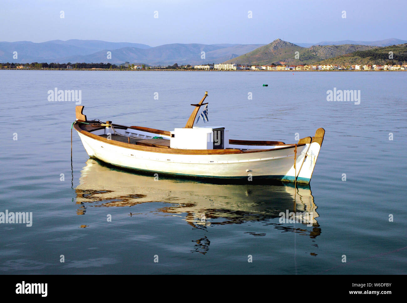 Ein kleines Fischerboot im Hafen von Nafplio. Nafplio ist eine alte Stadt in Peloponnes, Griechenland. Fischerboot, Nafplio, Hafen, Griechenland. Stockfoto