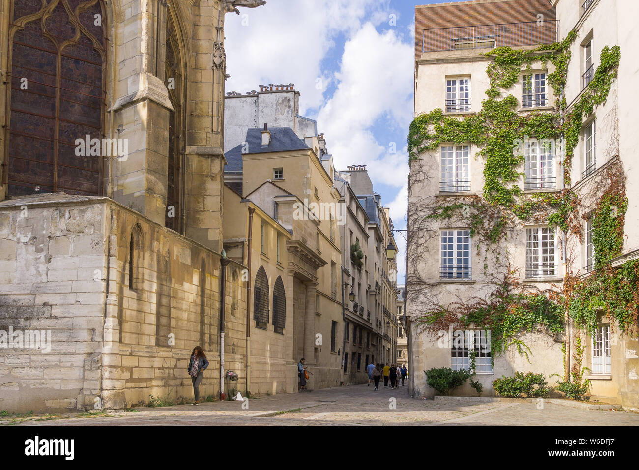 Paris Street - street scene in der Rue des Barres im Marais-Viertel von Paris, Frankreich, Europa. Stockfoto