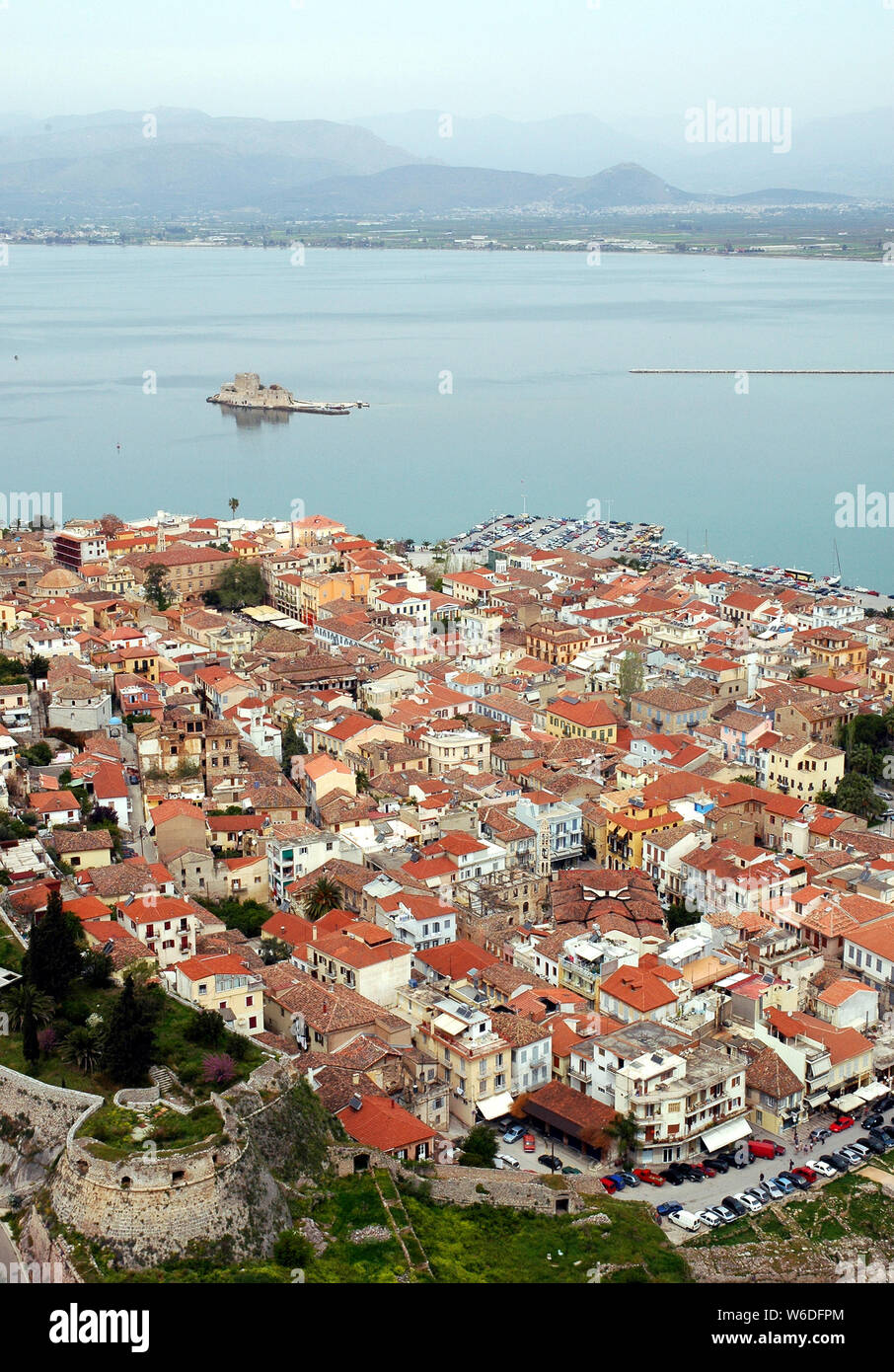 Auf der Suche über Nafplio und seinen Hafen (Hafen) mit Burg Bourtzi. Nafplio ist eine alte Stadt in Peloponnes, Griechenland. Häuser Dächer, Nafplio, Griechenland Stockfoto