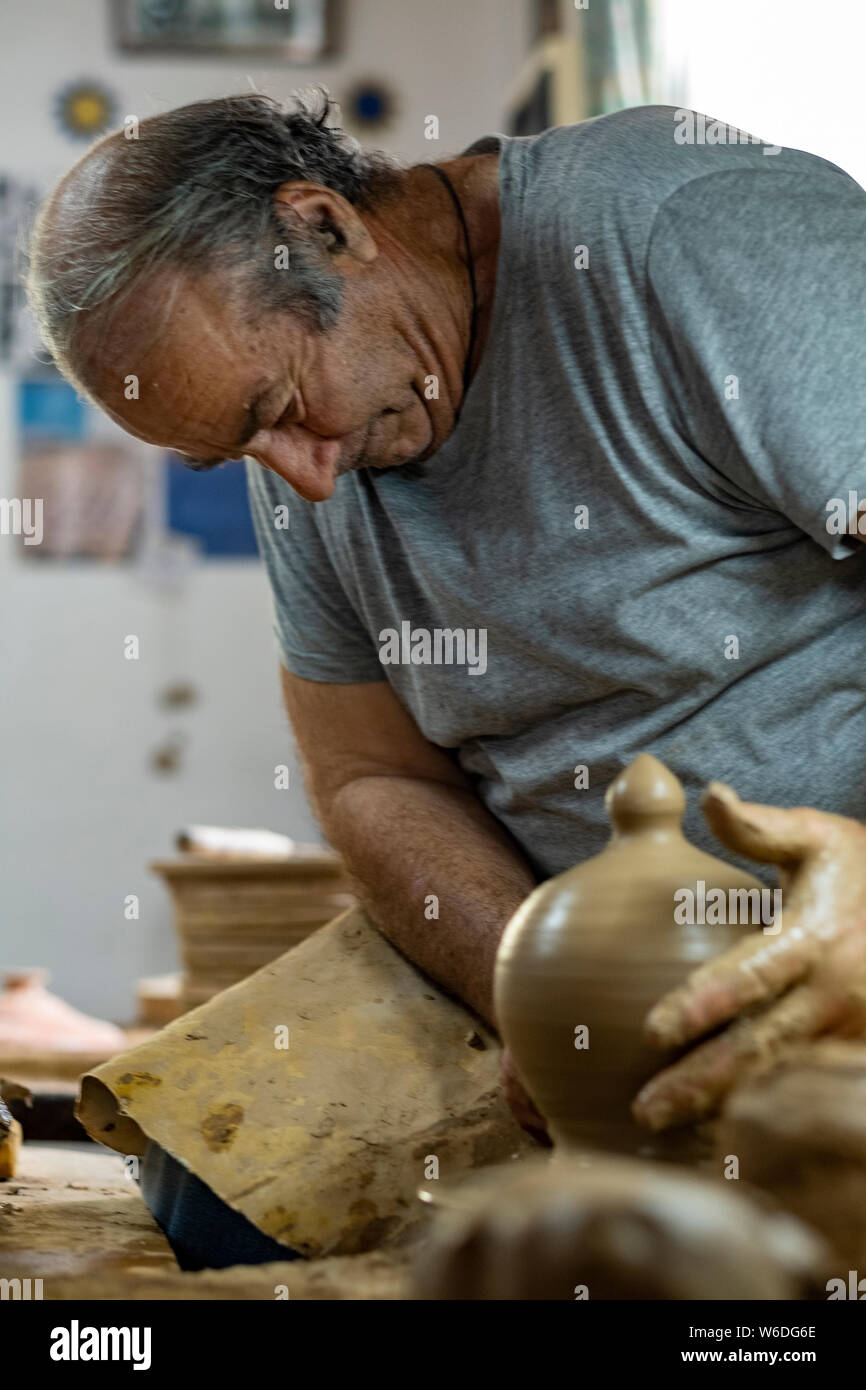 Portrait eines älteren Potter an der Arbeit an seinem Hinterrad, Keramik Keramik im traditionellen Stil der Insel Lesbos, Griechenland Stockfoto