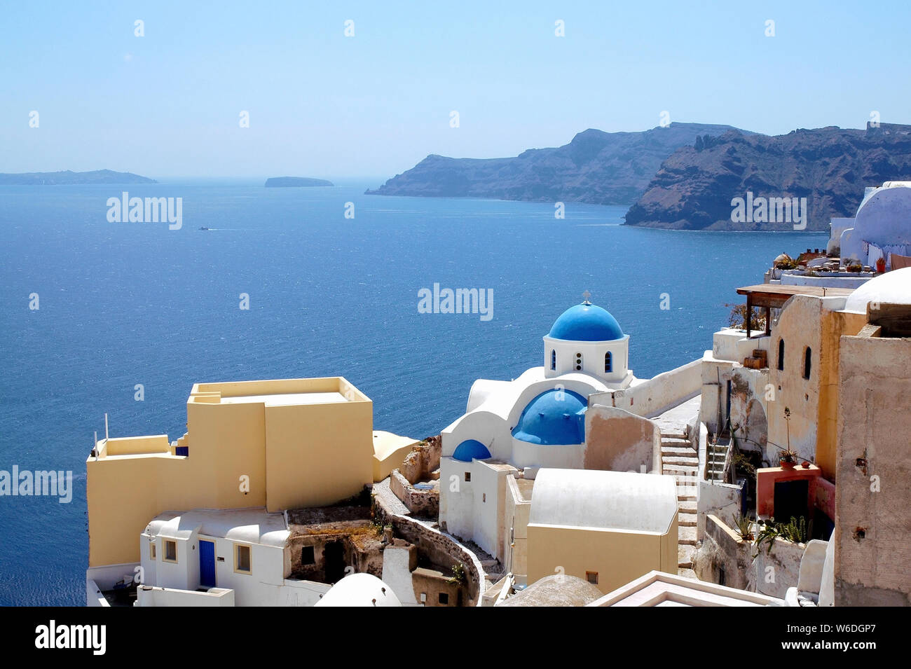 Oia, Santorini, Griechenland mit der blauen Kuppel Anastasis Kirche. Die berühmte blaue Kuppelkirche von Santorini. Weißen Wänden, blauen Kuppel. Kirche, Oia, Santorini Stockfoto