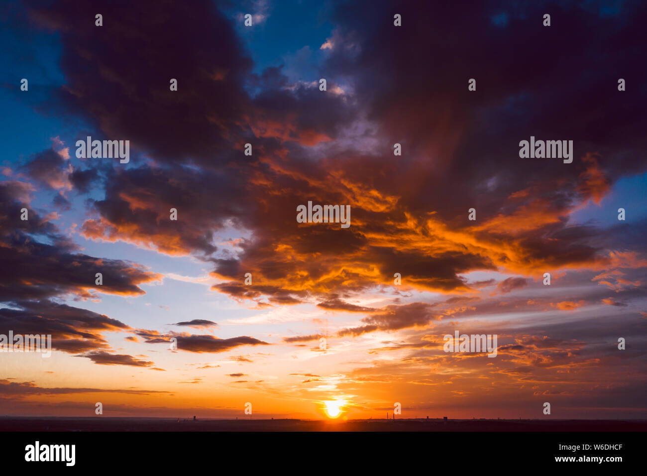 Dramatische orange Himmel mit Wolken bei Sonnenuntergang Stockfoto