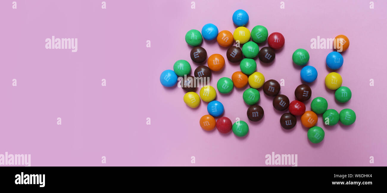 Moskau, Russland - August 1, 2019: das Bild der farbigen mini m m Süßigkeiten. M'S M Hintergrund Stockfoto