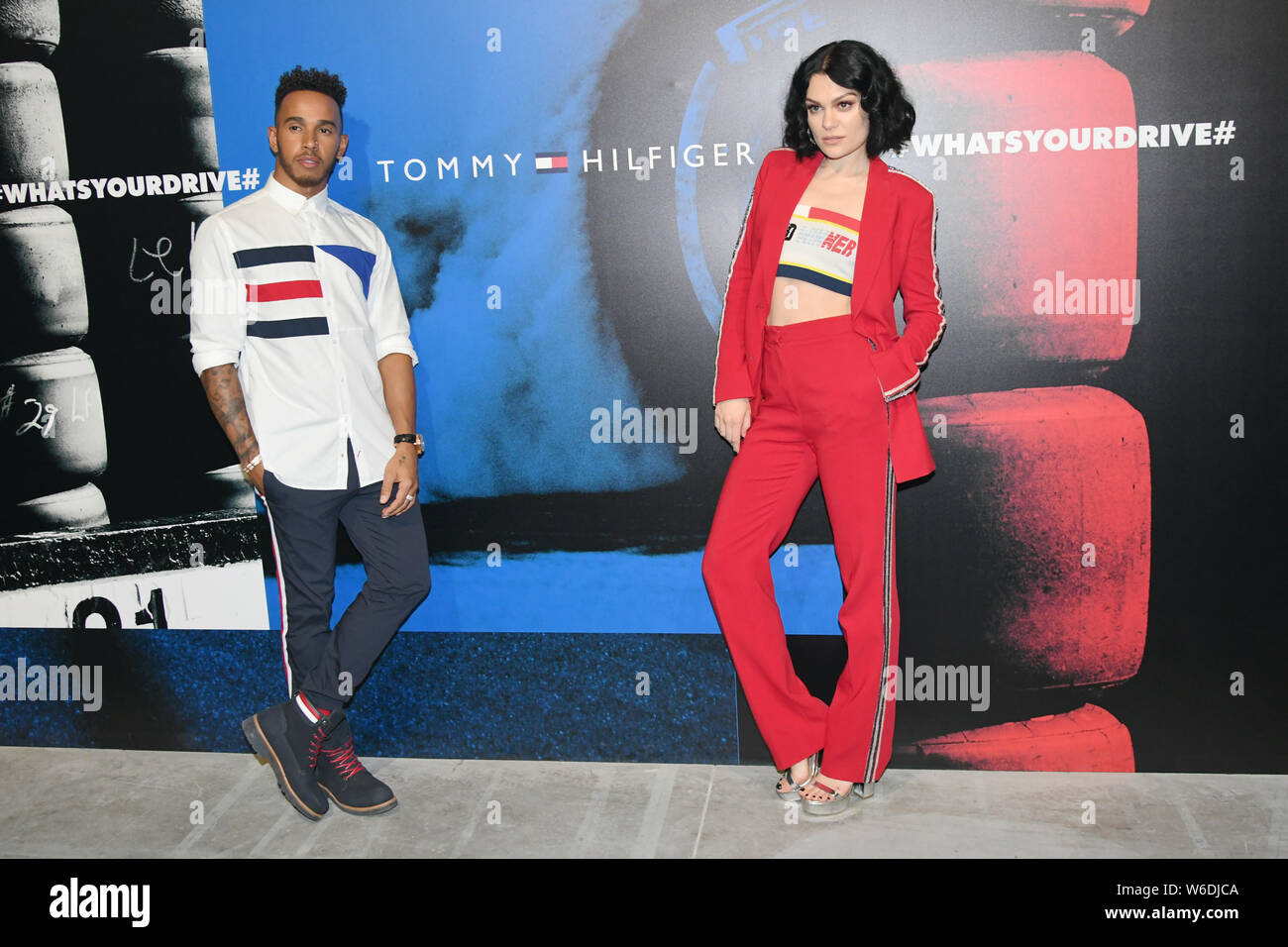 Englische Sängerin Jessie J, rechts, Mercedes-F1-Pilot Lewis Hamilton an  einer Werbeveranstaltung von der Mode der Marke Tommy Hilfiger in Shanghai,  Chi Stockfotografie - Alamy