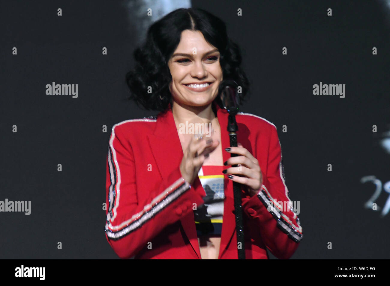 Englische Sängerin Jessie J führt zu einer Werbeveranstaltung von der Mode der Marke Tommy Hilfiger in Shanghai, China, 11. April 2018. Stockfoto