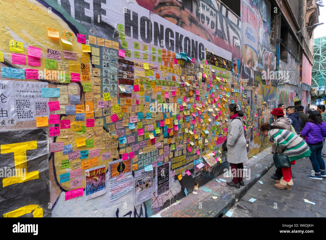 Melbourne, Australien - 27.Juli 2019: Besucher im Lennon-mauer in Melbourne CBD. Diese Mauer ist ähnlich dem in Hongkong, die in t erstellt wurde. Stockfoto