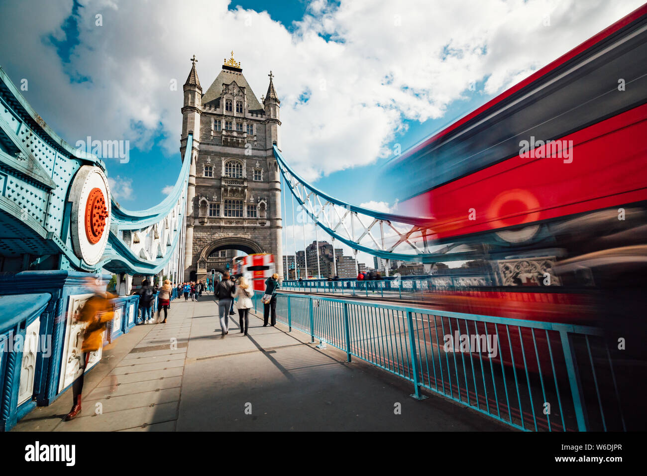 Bewegung verwischt Fußgänger und Verkehr an der Tower Bridge in London. Stockfoto