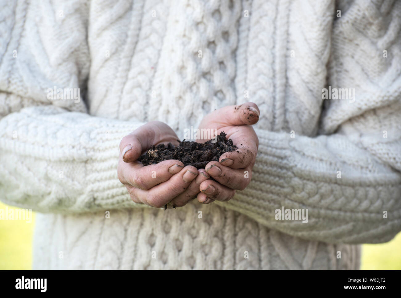 Frau mit Handvoll hausgemachte Kompost Stockfoto