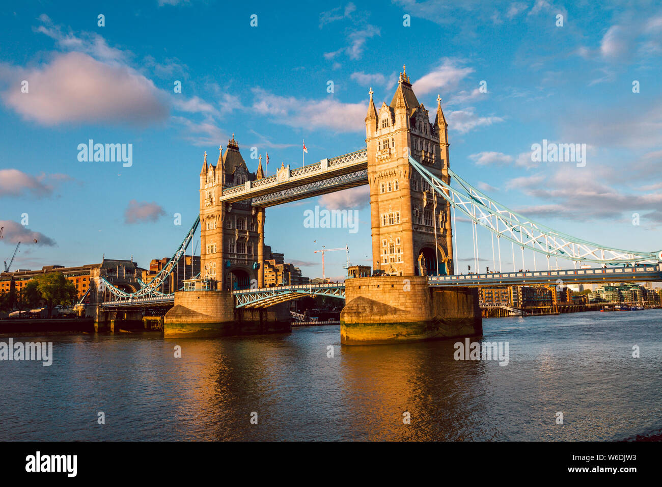 Die Tower Bridge in London, die von der untergehenden Sonne beleuchtete Stockfoto