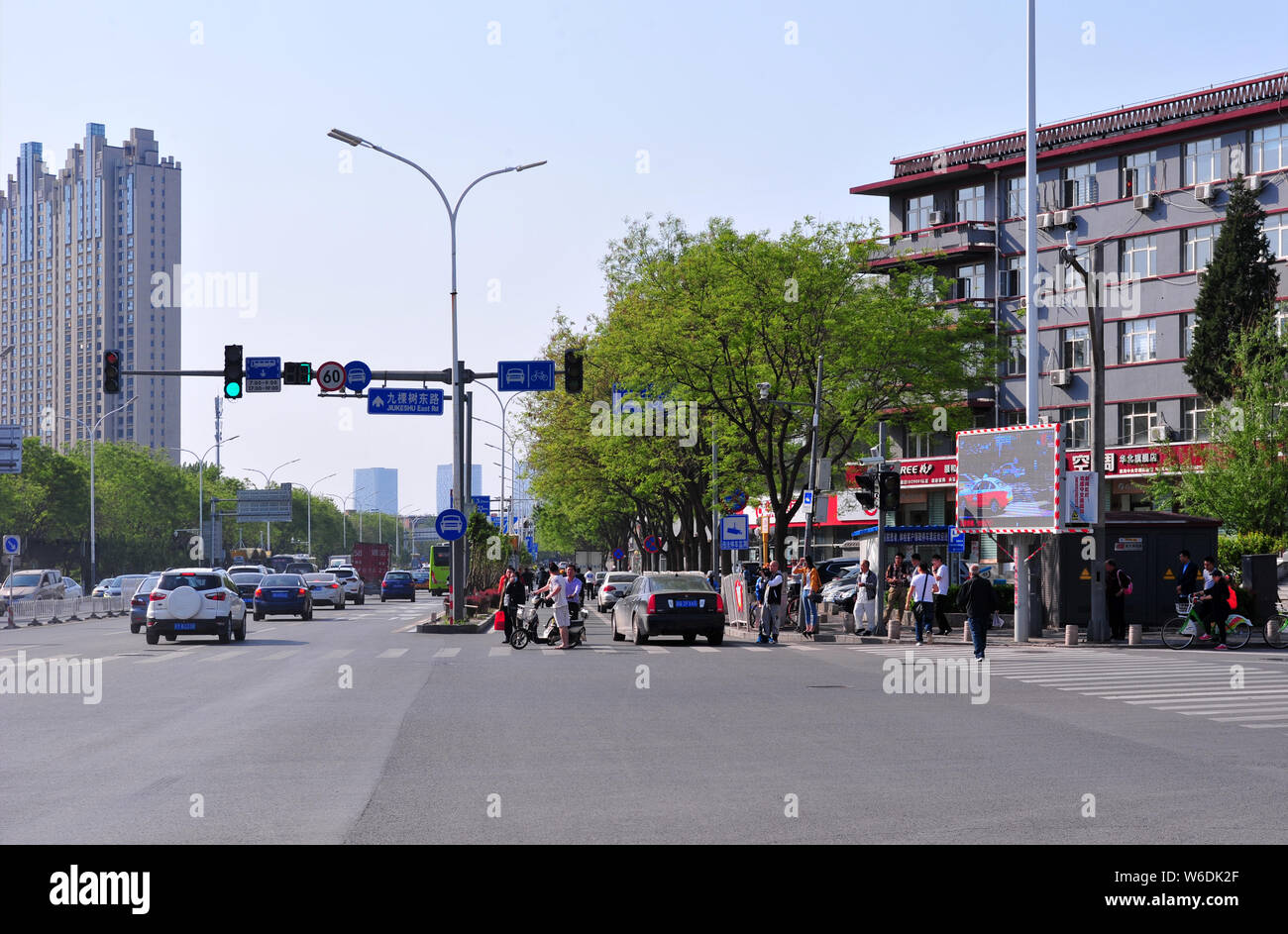 Einem Bildschirm, der Bilder von Fußgängern, die versuchen, Strassen zu überqueren Anzeige illegal wird dargestellt, an der Kreuzung von Jiukeshu East Road und Liyuan North Street in Zu Stockfoto