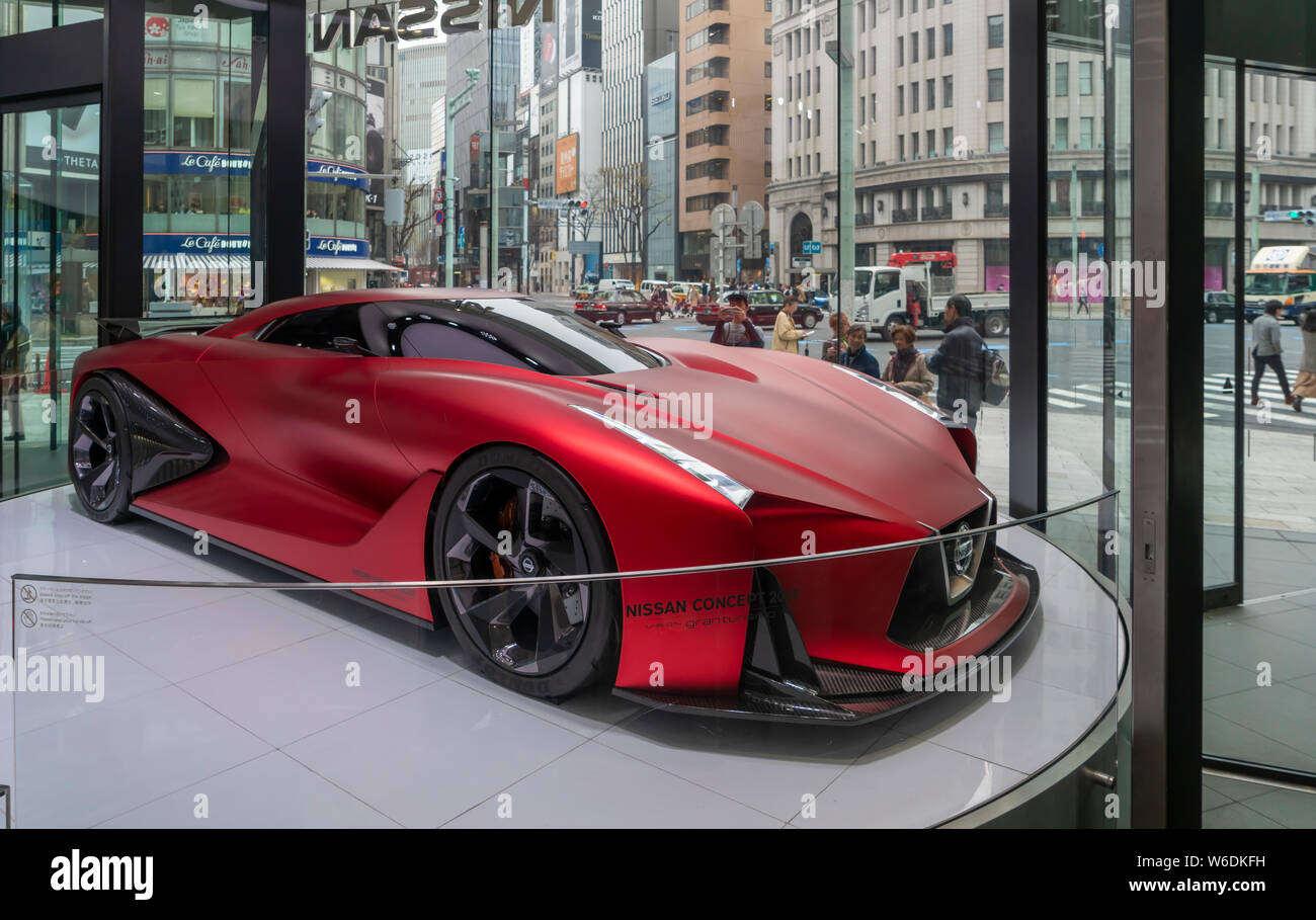 Tokio, Japan - Mar 26, 2019: Menschen bei einem Nissan Konzept Vision 2020 Gran Turismo car in einem Showroom in Tokio. Es ist ein Concept Car erstellt von Ni Stockfoto