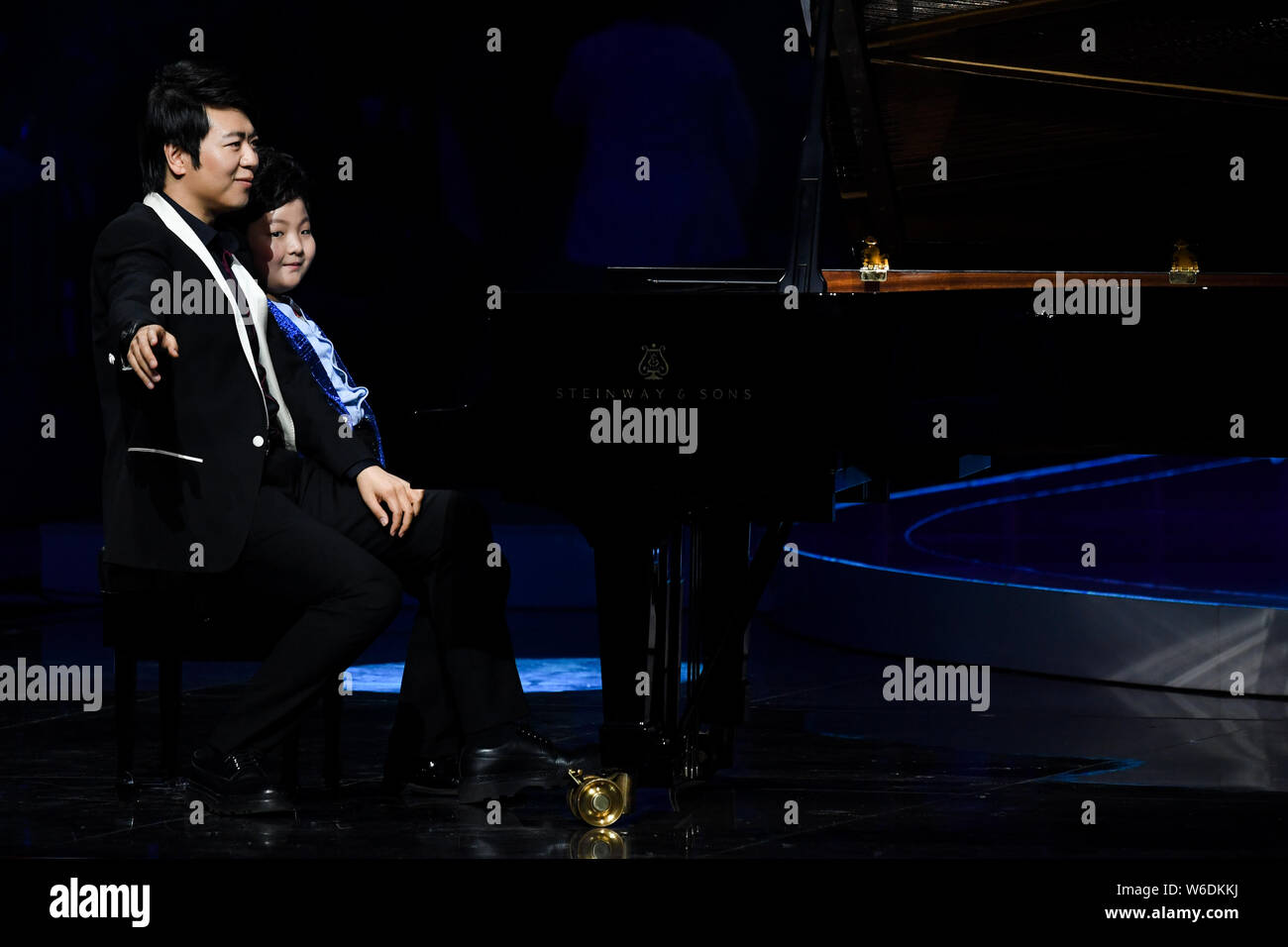 Chinesische Pianist Lang Lang, Links, während Cosmo Lady Show 2018 in Peking, China, 26. April 2018. Stockfoto