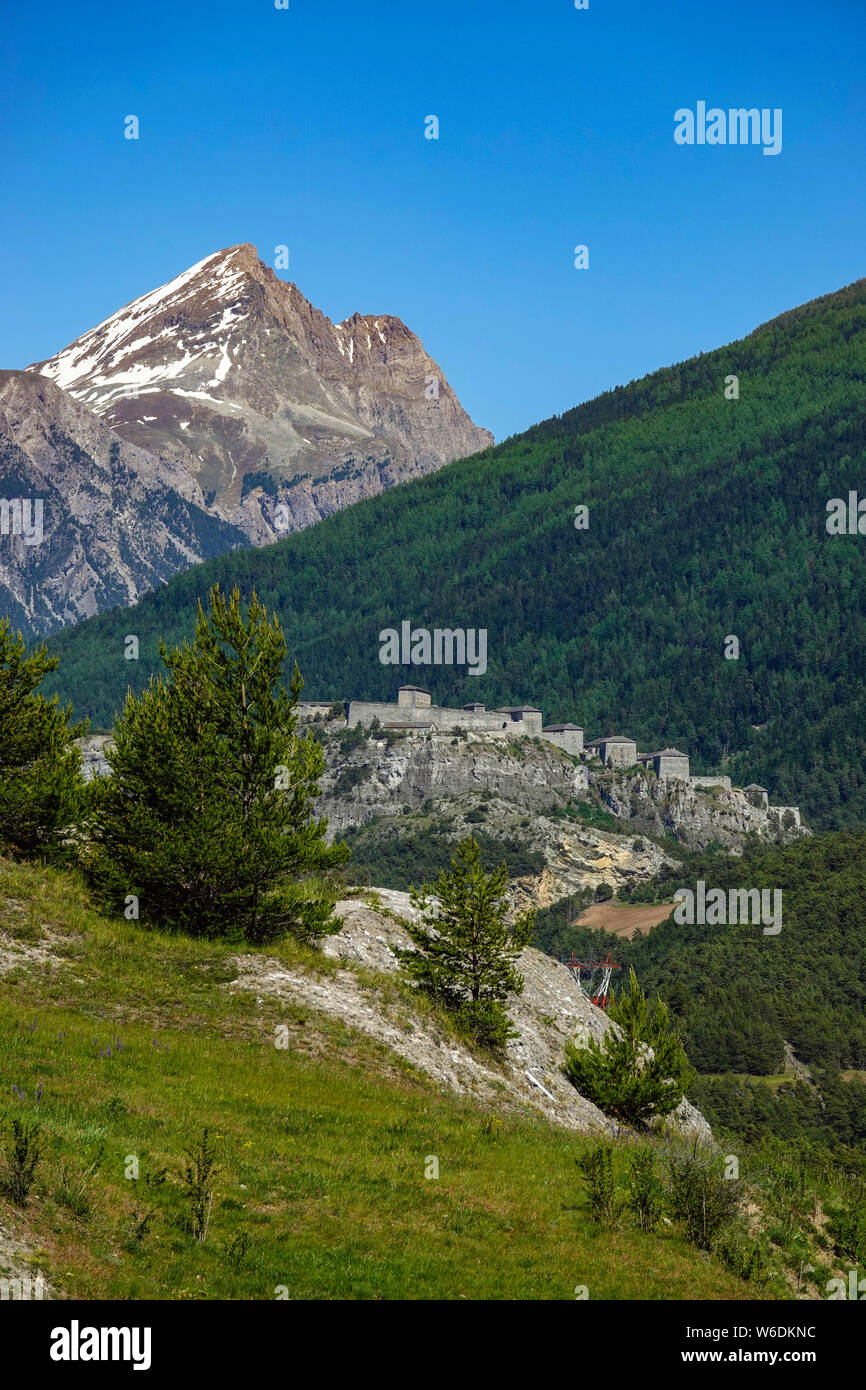 La Barrière de l'Esseillon, Forts de l'EsseillonSnowy Gipfeln und fort in die Maurienne, Französische Alpen, Frankreich Stockfoto