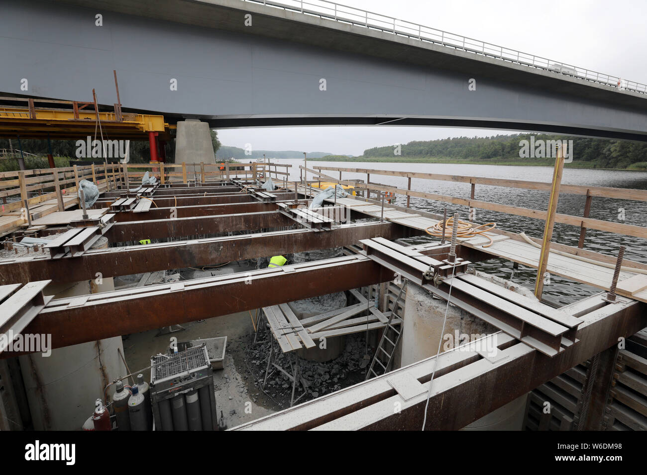 Malchow, Deutschland. 30. Juli, 2019. An der Baustelle der Petersdorfer Brücke auf der Autobahn A19 wird an die Grundlagen durchgeführt. Während der Verkehr über den westlichen Teil der Brücke rollt seit Juli 2018 hat, wird an den Grundstein für die Fahrbahn in der Gegenrichtung durchgeführt. Der östliche Abschnitt der Brücke ist derzeit für Ende Sommer 2020 geplant. Die A 19 ist die wichtigste Zufahrtsstraße von Berlin betrachtet, Ostdeutschland und Bayern bei der MV Ostsee Küste. Quelle: Bernd Wüstneck/dpa-Zentralbild/ZB/dpa/Alamy leben Nachrichten Stockfoto