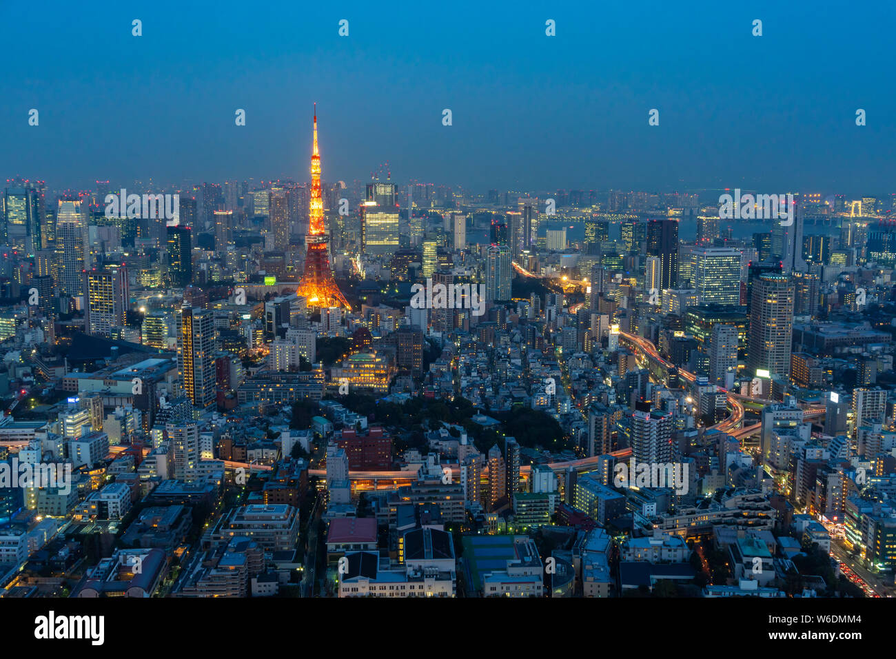 Tokio, Japan - Mar 26, 2019: Blick auf die Innenstadt von Tokyo City in der Nähe des Tokyo Tower, das Wahrzeichen der Stadt. Stockfoto
