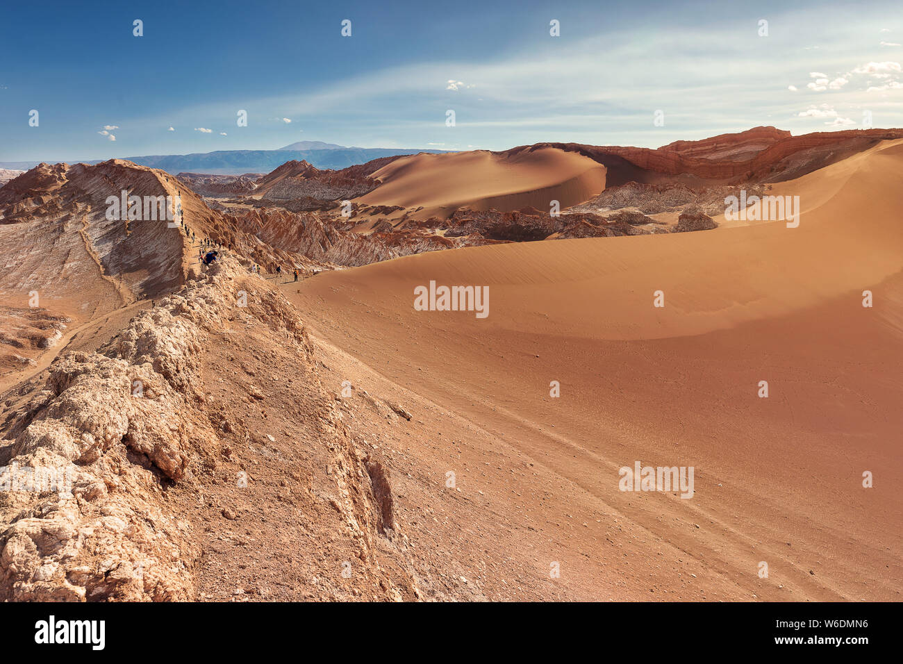 Weiches Licht auf sandigen Dünen im Valle de la Luna. Atacama, Chile. Südamerika. Blauer Himmel und rotem Sand Stockfoto