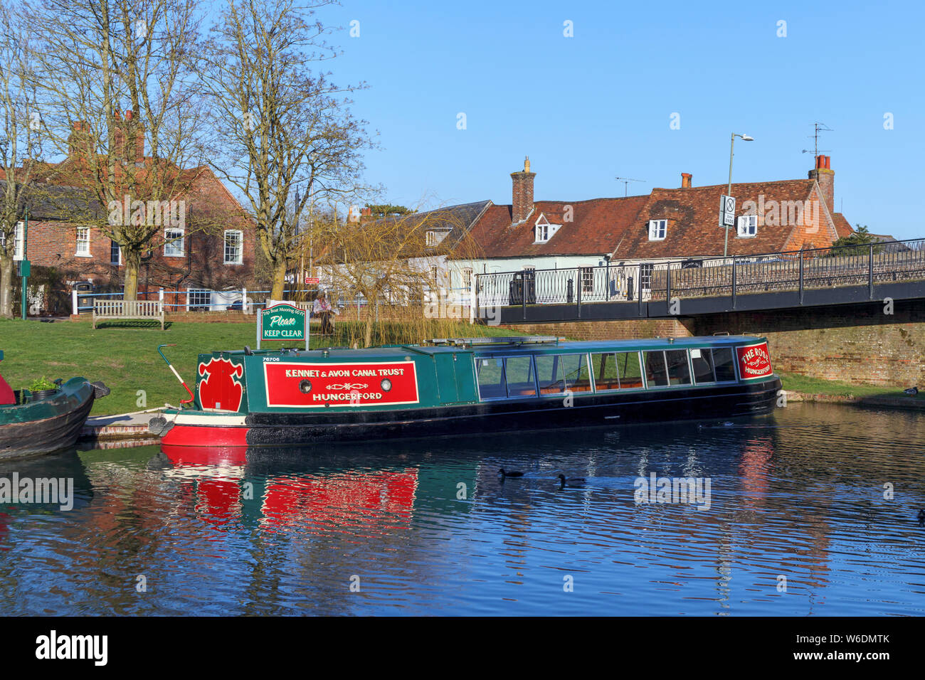 Rose von Hungerford 15-04 vertäut am Ufer des Kennet and Avon Canal, Hungerford, einer historischen Stadt in Berkshire, England Stockfoto