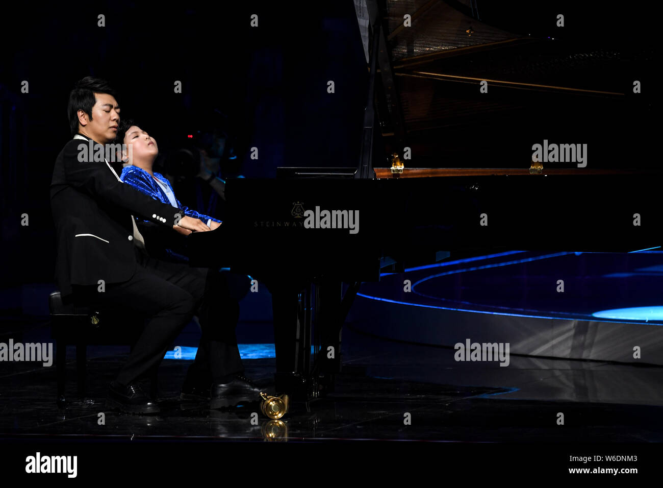 Chinesische Pianist Lang Lang, Links, während Cosmo Lady Show 2018 in Peking, China, 26. April 2018. Stockfoto