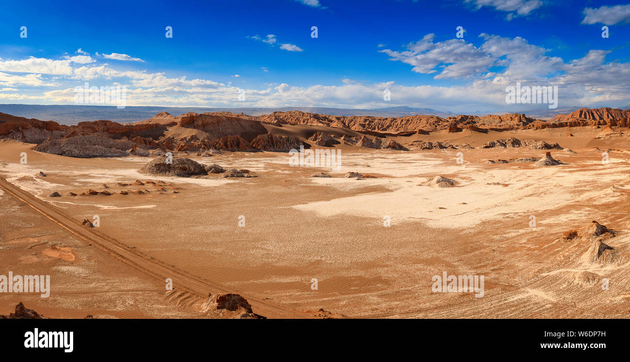 Grosse Panorama von Valle de la Luna. Atacama Wüste. Chile. Südamerika. Straße und Felsen. Stockfoto