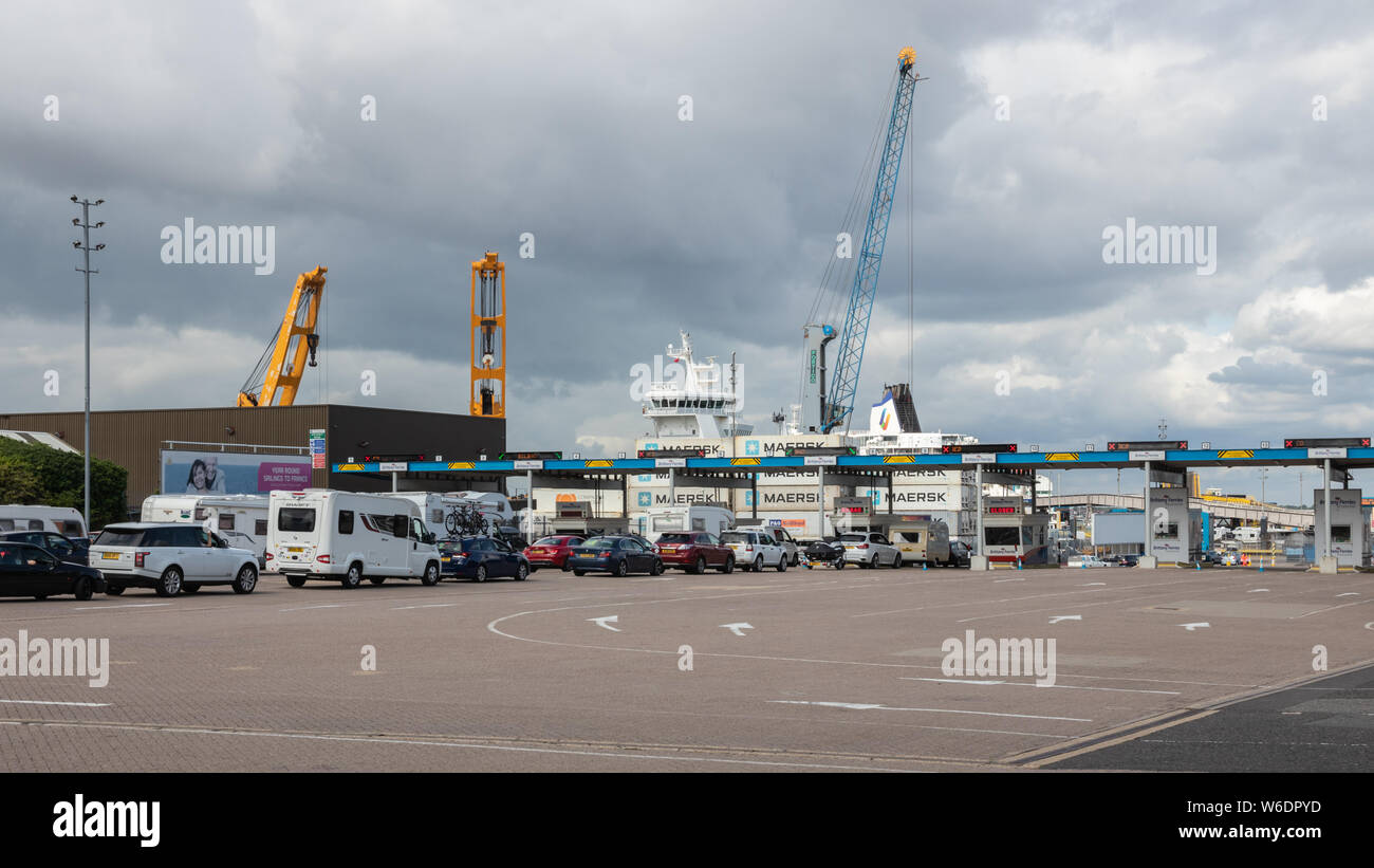 Autos und Wohnwagen in Warteschlange die Autofähre in Portsmouth internationale Ferry Port eingeben Stockfoto