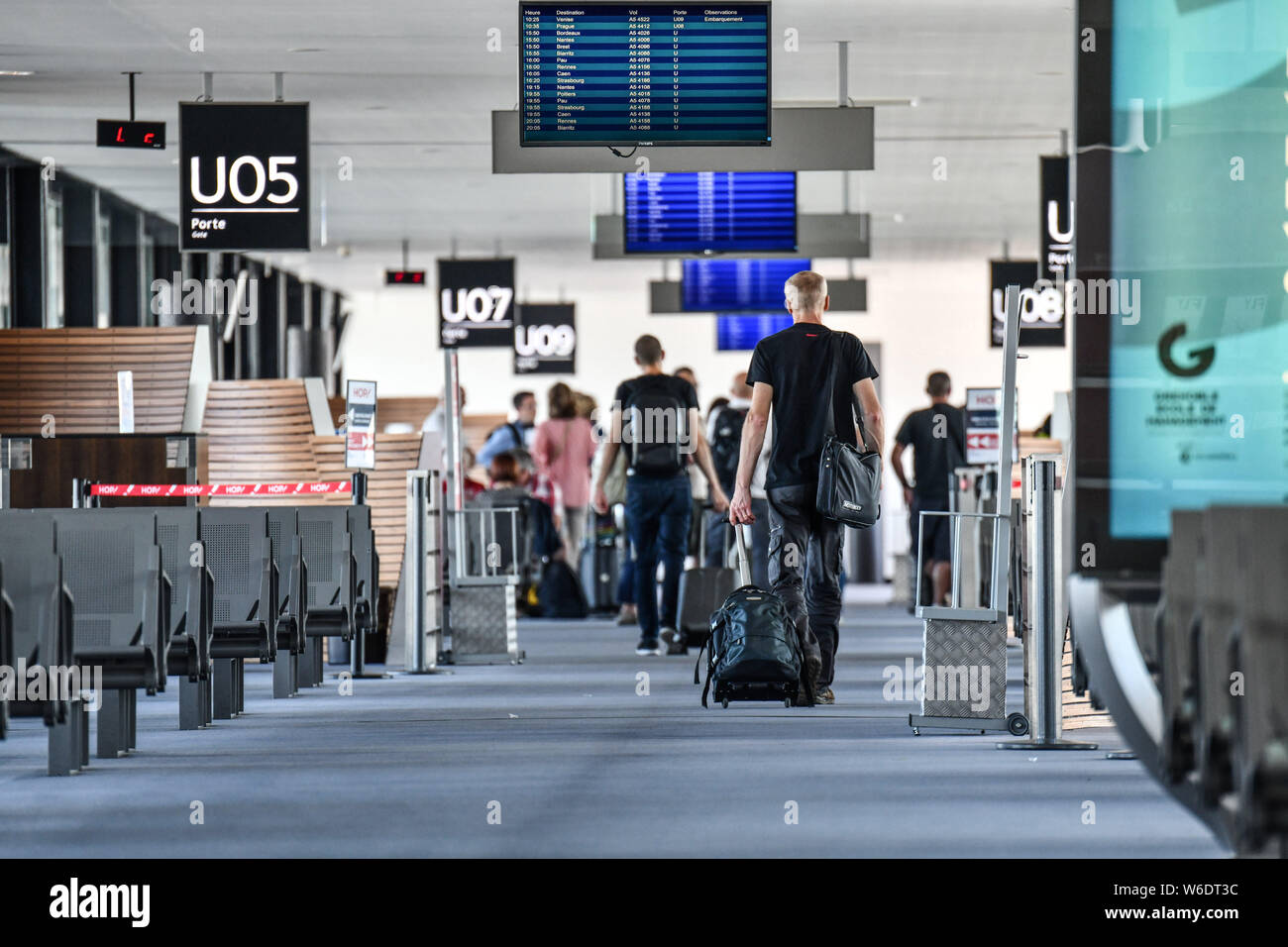 Colombier-Saugnieu (Frankreich). Flughafen Lyon Saint-Exupery. Passagiere, die Trolley Koffer, auf dem Weg zu den Gates. Stockfoto