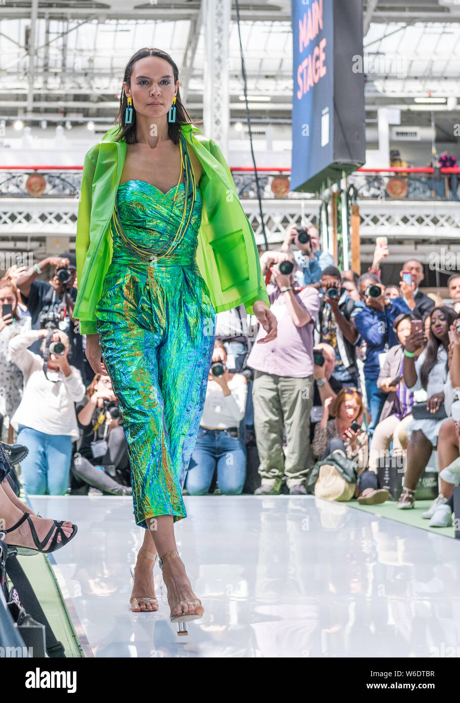 21. Juli 2019 - London. UK Pure London SS 20 catwalk Laufsteg Ereignis, das Modell zu Fuß zurück. Stockfoto