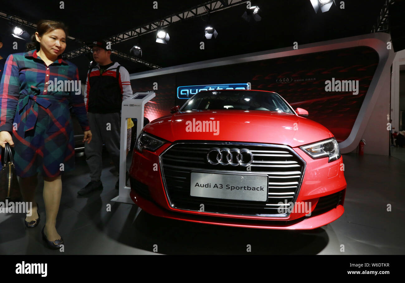 ---- Besucher auf einem Audi A3 Sportback in ein Auto Show in Stadt Haikou, South China Hainan Provinz, 24. März 2018. Volkswagen's Premium Stockfoto