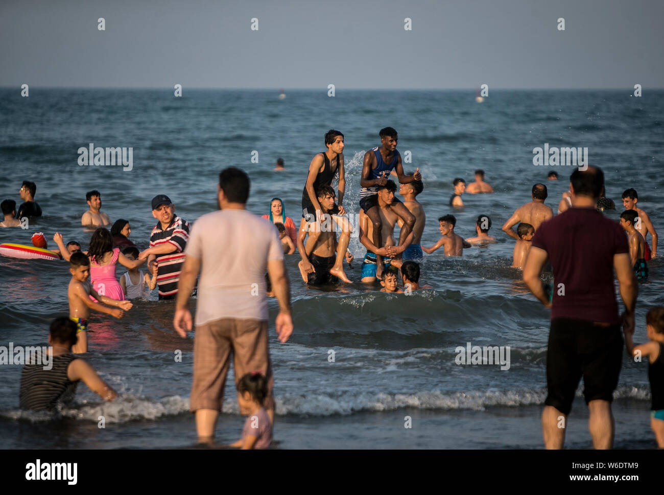 (190801) - ramsar, August 1, 2019 (Xinhua) - die Einheimischen genießen Sie ihre Freizeit am Kaspischen Meer Strand in Ramsar Stadt, nördlichen Iran am 31. Juli 2019. (Foto von Ahmad Halabisaz/Xinhua) Stockfoto