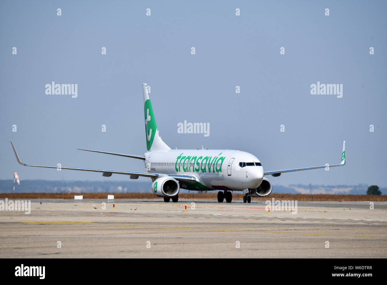 Colombier-Saugnieu (Frankreich). Flughafen Lyon Saint-Exupery. Eine Boeing 737 der nächsten Generation Flugzeug der Transavia Fluggesellschaft auf dem Asphalt. Stockfoto