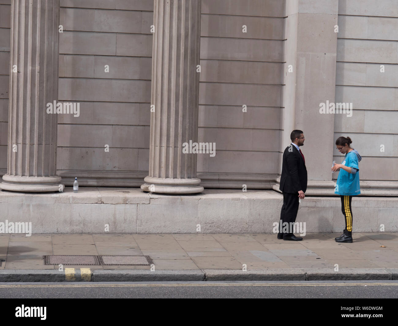 Persönliche Fundraising, Street Fundraising, UNICEF-Spendensammler, Chugger, außerhalb der Bank of England Stockfoto