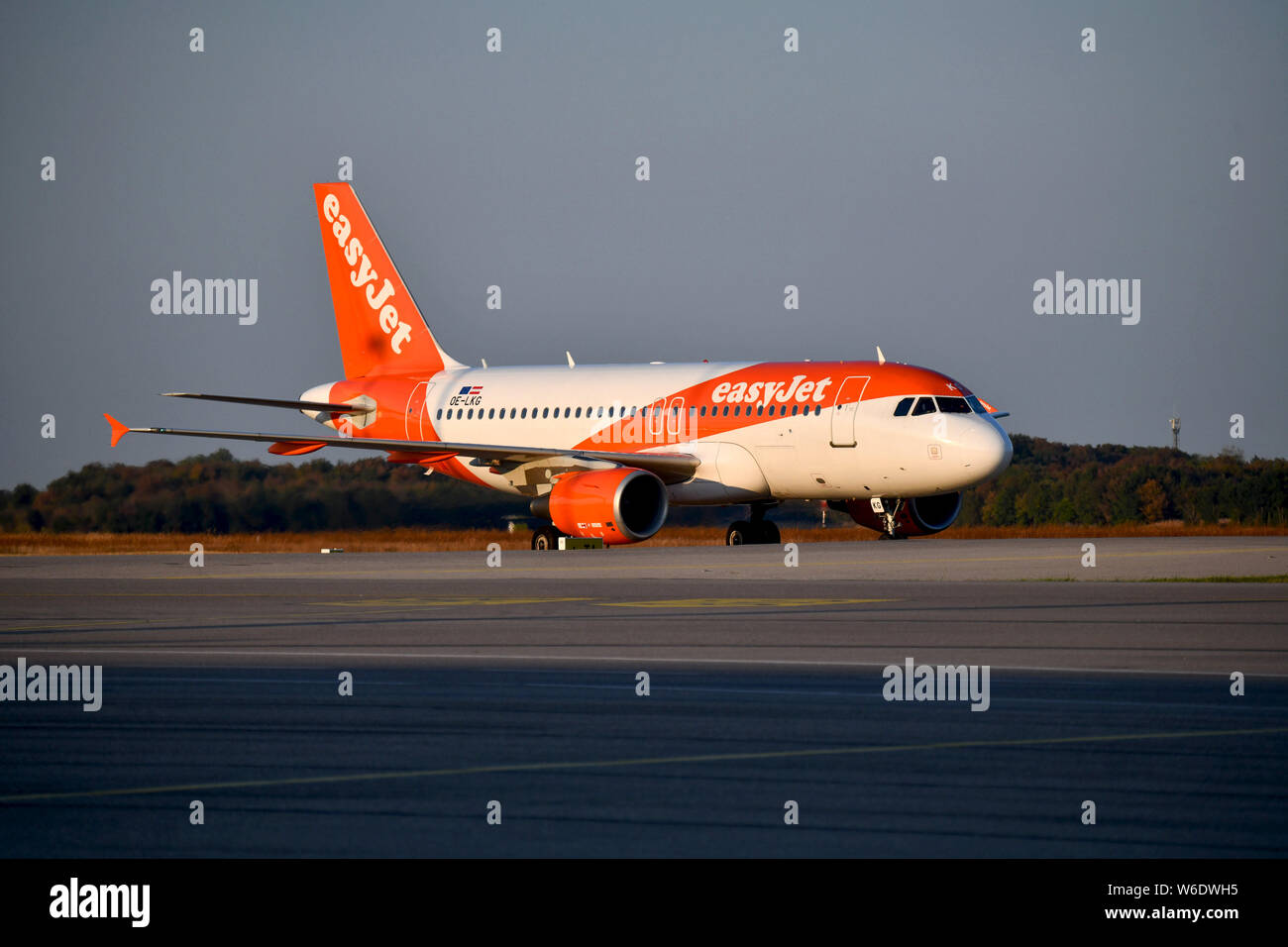 Colombier-Saugnieu (Frankreich). Flughafen Lyon Saint-Exupery. Ein Airbus A 319-111 Flugzeug der EasyJet low-cost Fluggesellschaft, warten fo Stockfoto