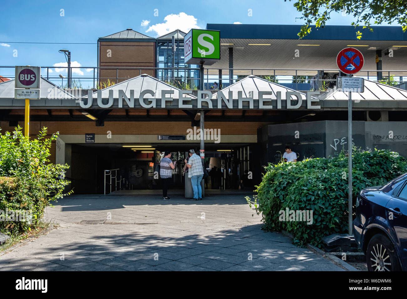 Jungfernheide S-Bahn Eingang in Charlottenburg, Berlin Stockfoto