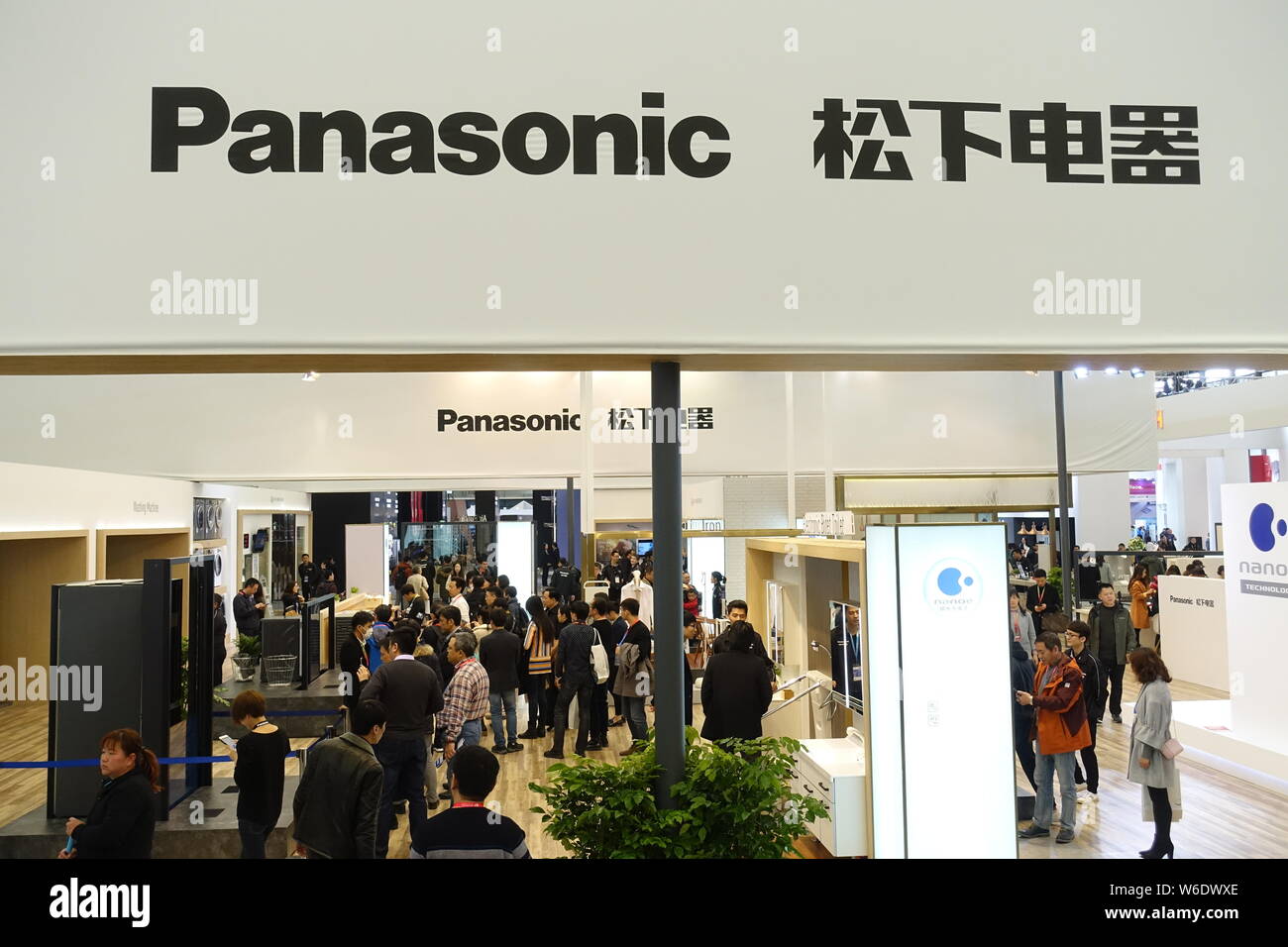 ---- Leute besuchen Sie den Stand von Panasonic während das Gerät & Elektronik World Expo 2017 AWE (2017) in Shanghai, China, 9. März 2017. Panasoni Stockfoto