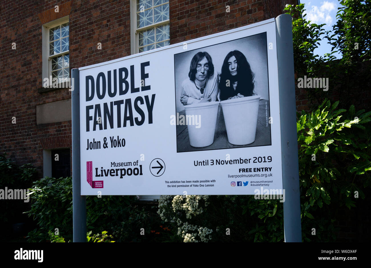 Anzeige für die Double Fantasy John & Yoko Ausstellung im Museum von Liverpool, Großbritannien Stockfoto