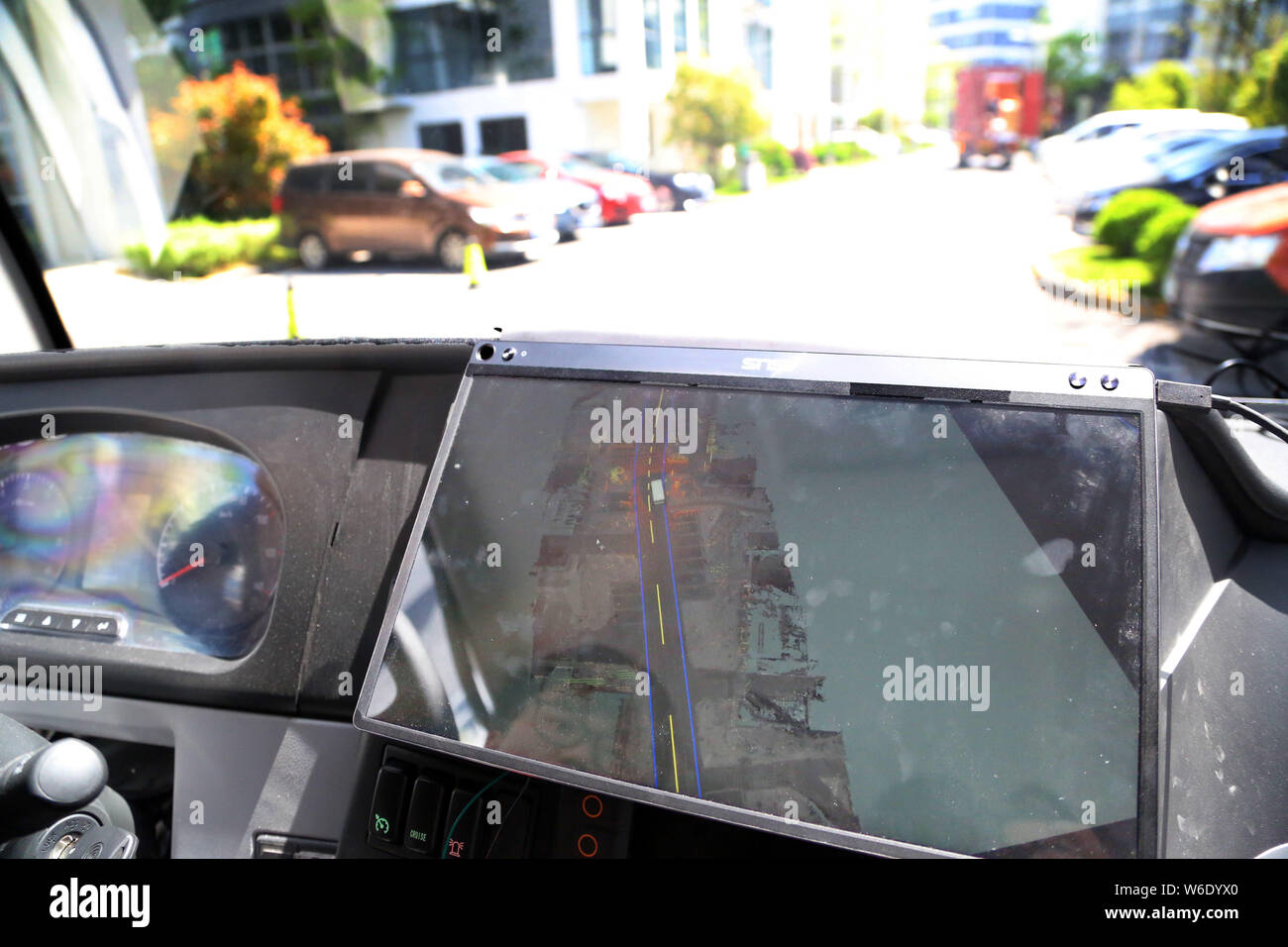 Blick auf einen Bildschirm mit Straßenzustand auf erste elektrische fahrerlose Hygiene der Welt Truck auf einer Straße an einem Wissenschafts- und Technologiepark in Song Stockfoto
