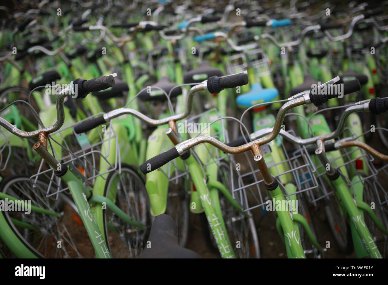 Verlassen gemeinsam Fahrräder sind auf einem Parkplatz in Nanning Stadt angehäuft, der South China Guangxi Zhuang autonomen Region, 1. April 2018. Stockfoto