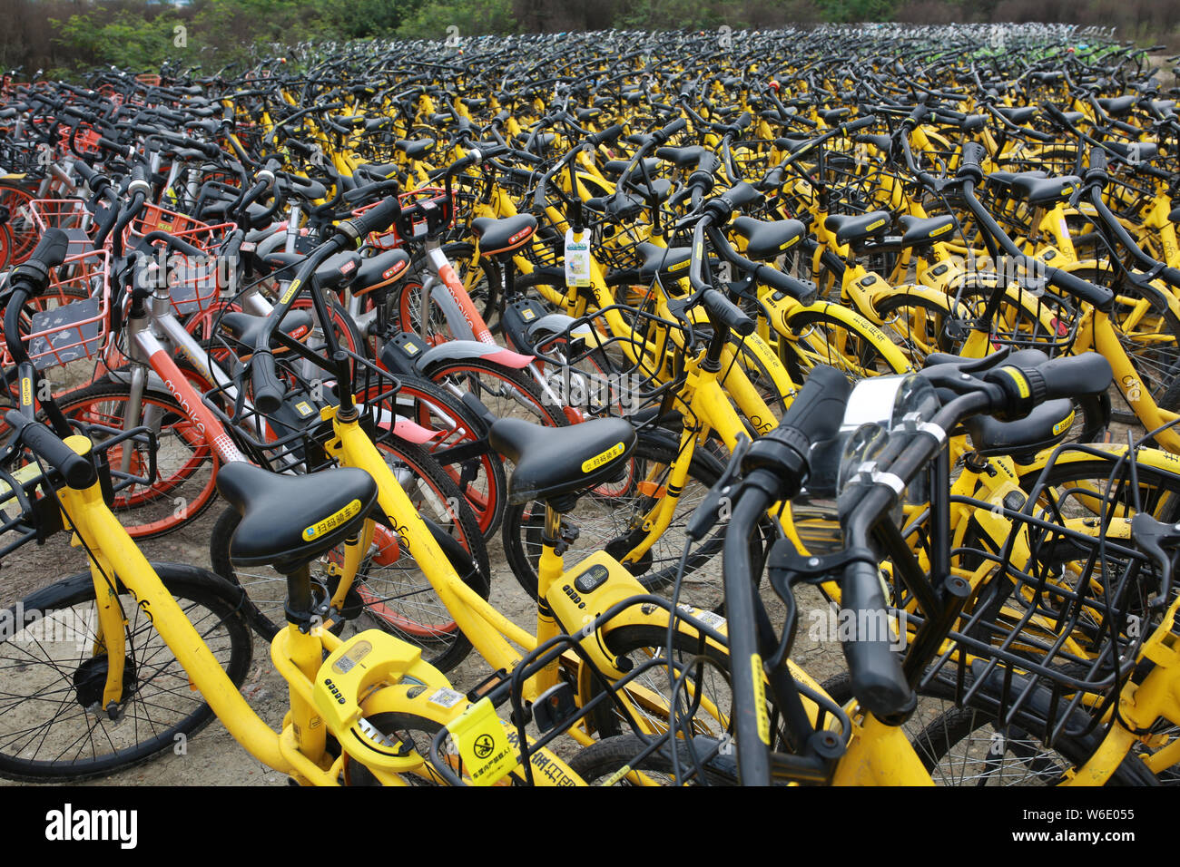 Verlassen gemeinsam Fahrräder sind auf einem Parkplatz in Nanning Stadt angehäuft, der South China Guangxi Zhuang autonomen Region, 1. April 2018. Stockfoto