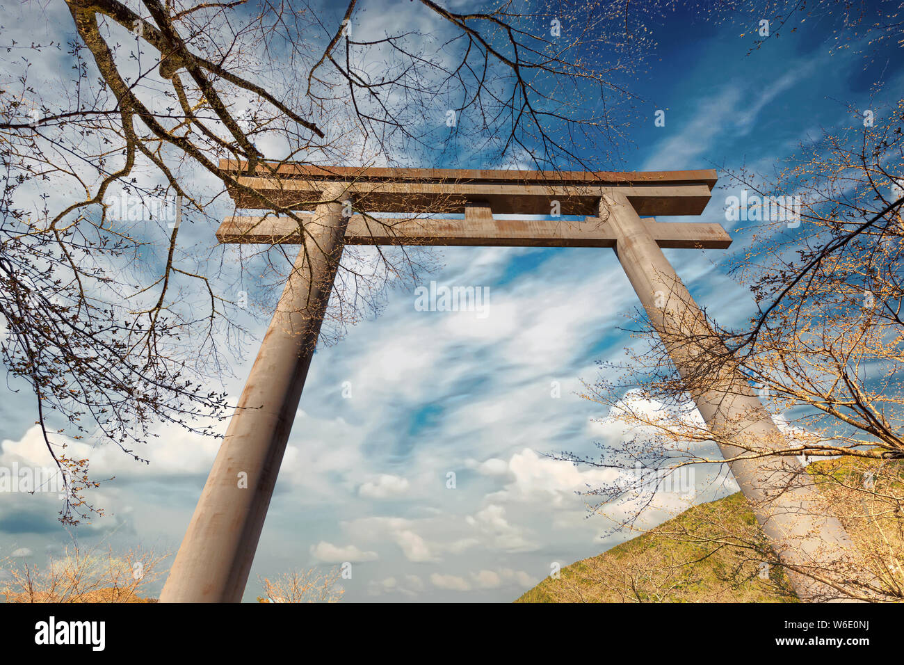 Die Oyunohara torii undera dramatische Wolkenhimmel, Kumano Hongu taisha, Japan Stockfoto