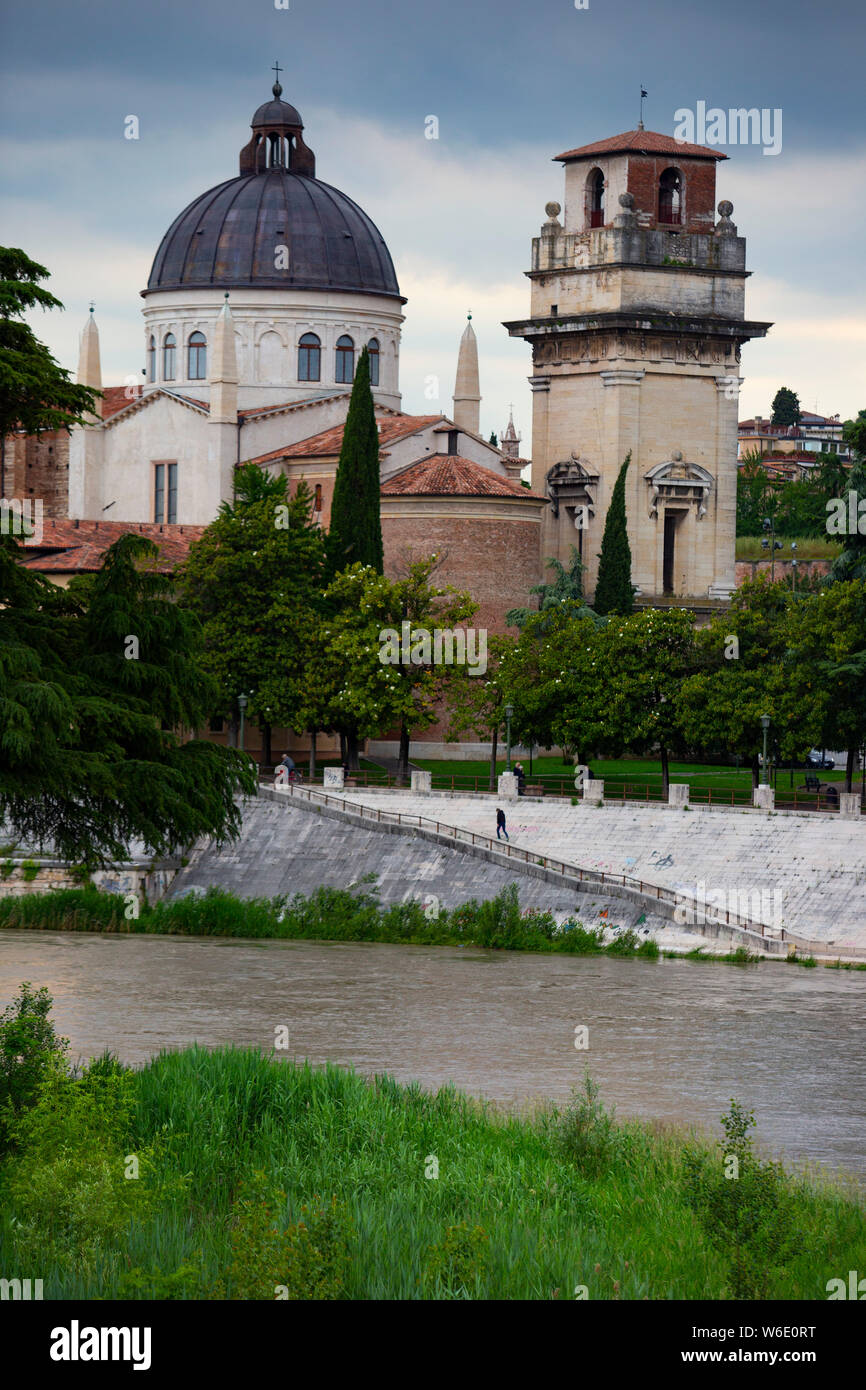 Parrocchia di San Giorgio in Braida - eine Römisch-katholische Kirche neben der Etsch in Verona, Italien. Stockfoto